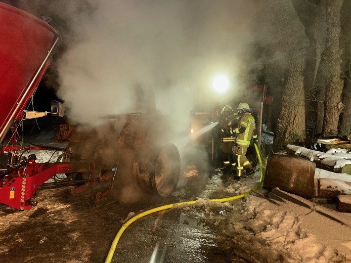 FW-LK Leer: Feuer in einem Stall mit 250 Tieren