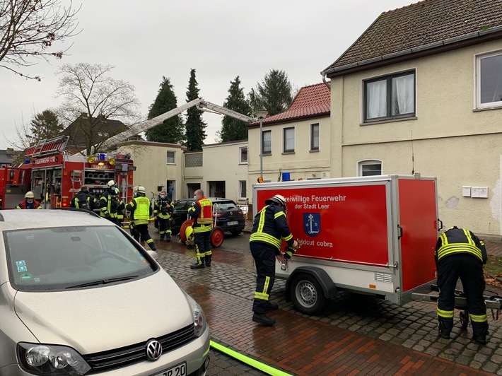 FW-LK Leer: Großeinsatz in Leer - Feuer in der Zwischendecke