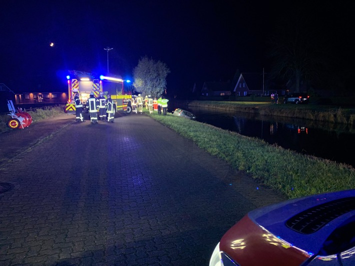 FW-LK Leer: PKW im Kanal - Frau aus Auto gerettet