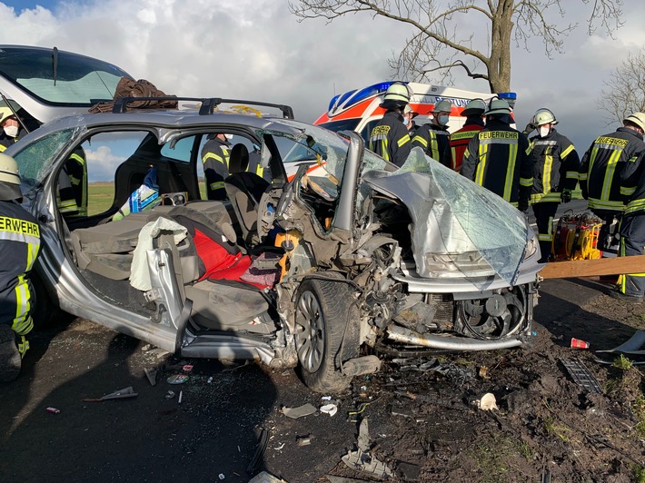 FW-LK Leer: Zwei Personen nach Verkehrsunfall lebensgefährlich verletzt