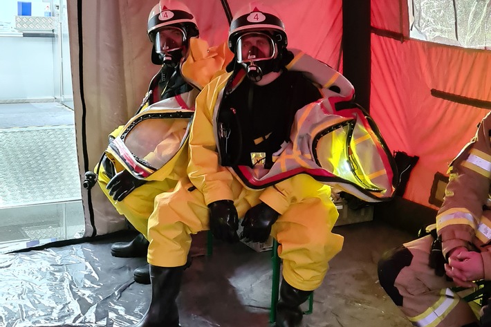 FW Lehrte: ABC Einsatz bei Entsorgungsbetrieb: Feuerwehr wird zu unbekannten Stoff gerufen, der mit Wasser reagiert.