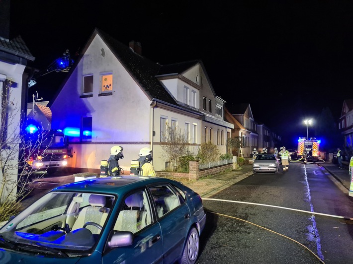 FW Lehrte: Ausgelöste Brandmeldeanlage, PKW Brand und Feuer in Doppelhaus: 3 Einsatz an einem Tag für die ehrenamtlichen Brandbekämpfer im Lehrter Stadtgebiet.