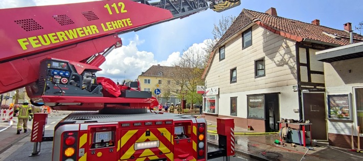FW Lehrte: Brand in einer Schusterwerkstatt betrifft Fachwerkgebäudekomplex