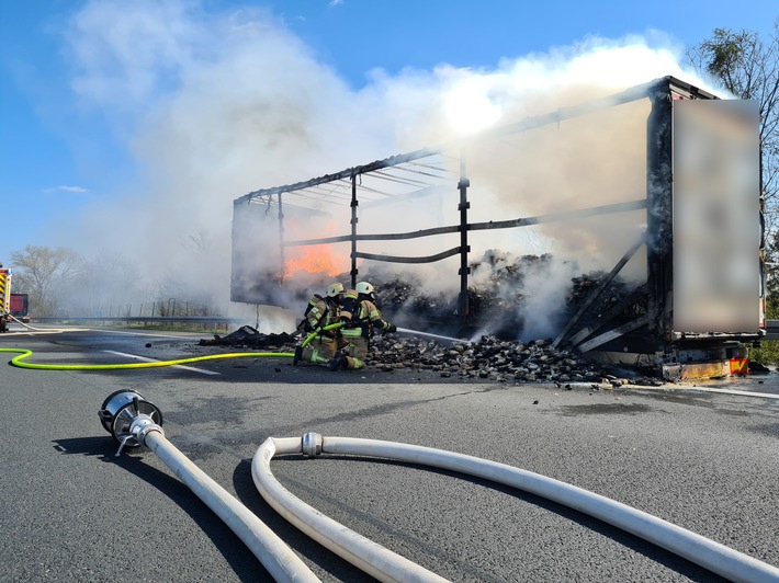 FW Lehrte: Feuer auf Autobahn A2: Sattelauflieger brennt in voller Ausdehnung