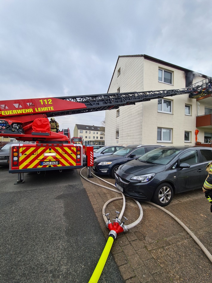 FW Lehrte: Küchenbrand durch Fritteuse - Feuerwehr rettet Anwohner und 2 Katzen vom Balkon