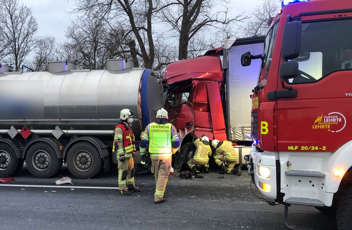 FW Lehrte: Schwerer Verkehrsunfall Autobahn A2: LKW fährt auf Tanklastzug auf - 4 Beteiligte LKW und eine problematische Rettungsgasse