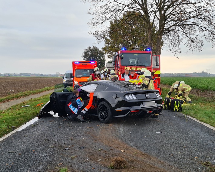 FW Lehrte: Schwerer Verkehrsunfall: PKW prallt gegen Baum, Beifahrer eingeklemmt.