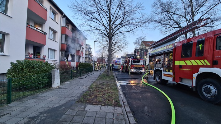 FW Lehrte: Wohnung im Vollbrand - Feuerwehr rettet 6 Personen