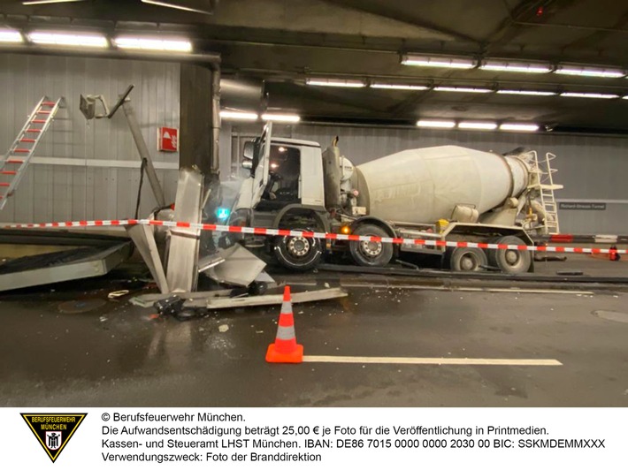 FW-M: Betonmischer gegen Tunnelwand (Bogenhausen)