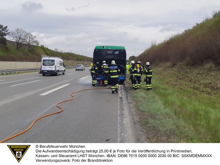 FW-M: Brand im Motorraum eines Linienbusses (Feldkirchen)