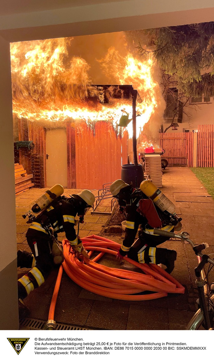 FW-M: Brand zerstört Gartenhütte (Schwabing-West)