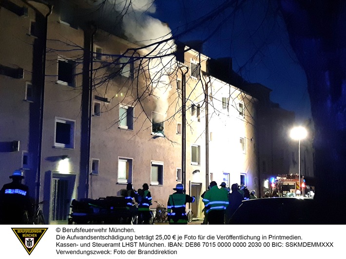 FW-M: Drei Verletzte bei Zimmerbrand (Schwabing-Freimann)