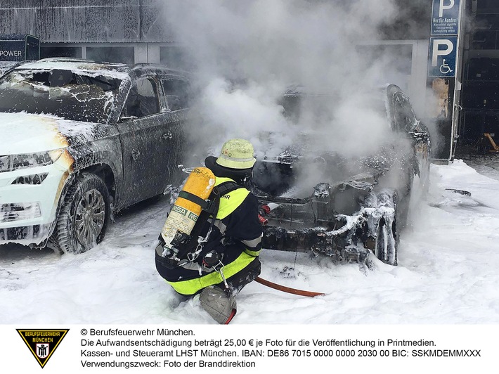 FW-M: Elektrofahrzeug geht in Flammen auf (Schwabing-Freimann)