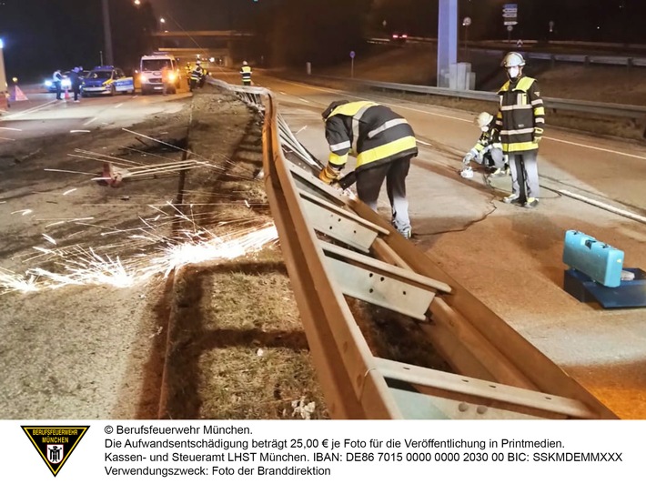 FW-M: Feuerwehr entfernt Leitplanke (Olympiazentrum)