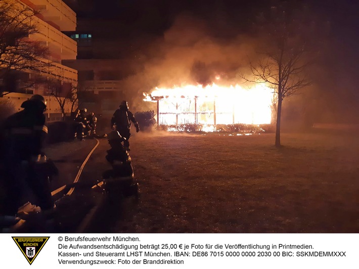 FW-M: Flammenmeer im Innenhof (Pasing-Obermenzing)