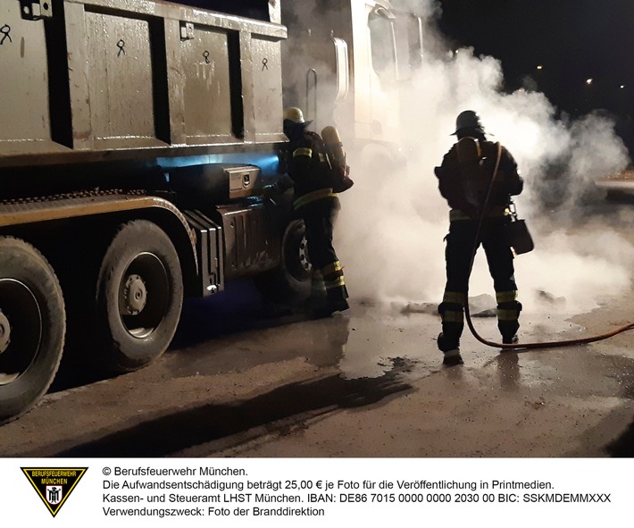 FW-M: LKW fängt Feuer (Moosach)