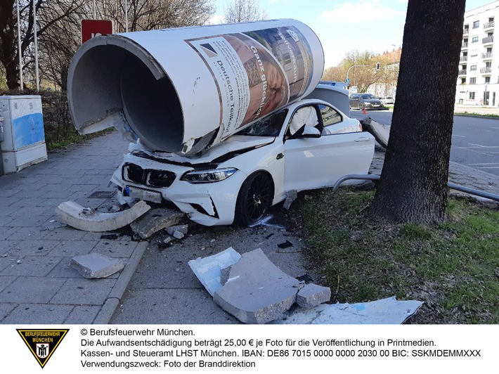 FW-M: Litfaßsäule vs. Pkw (Schwabing-Freimann)