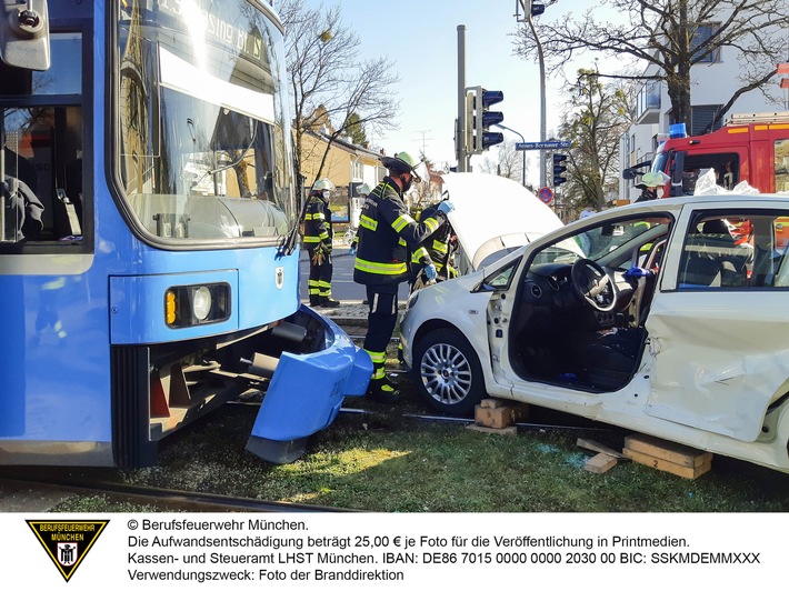 FW-M: Pkw kollidiert mit Tram (Laim)