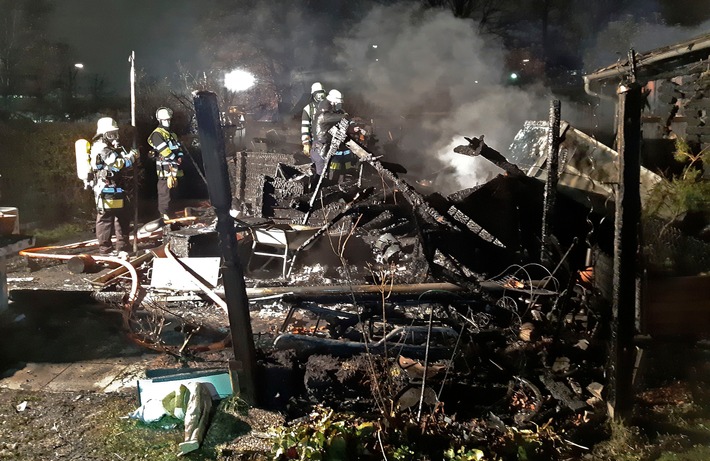 FW-M: Zwei Verletzte bei Feuer in Kleingartenanlage (Laim)