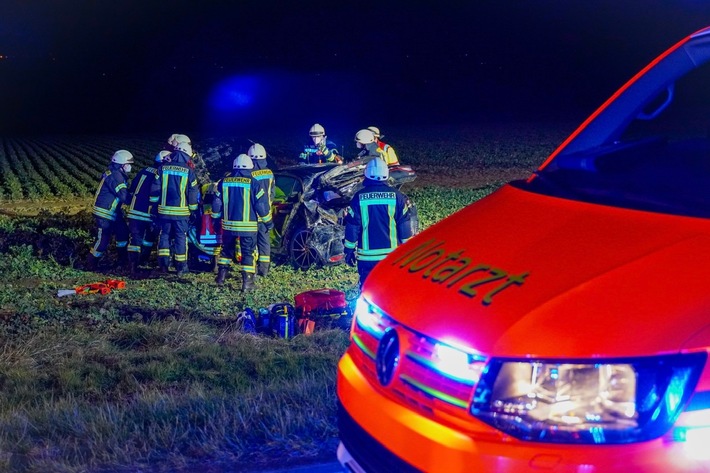 FW Möhnesee: Verkehrsunfall B516 Möhnesee-Günne /PKW überschlagen