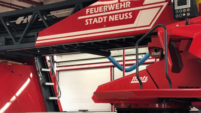 FW-NE: Brennende Garage in Elvekum | Drei Personen verletzt
