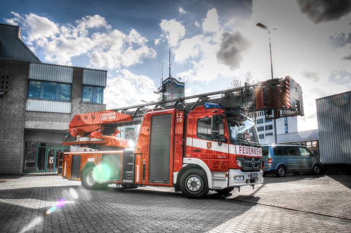 FW-NE: Feuer in einem Industriebetrieb | Paralleleinsatz in Norf mit einem Verletzten