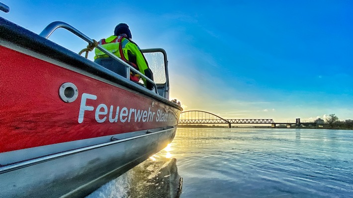 FW-NE: Hund aus Rheinstrom gerettet | Augenscheinlich unverletzt an überglücklichen Besitzer übergeben