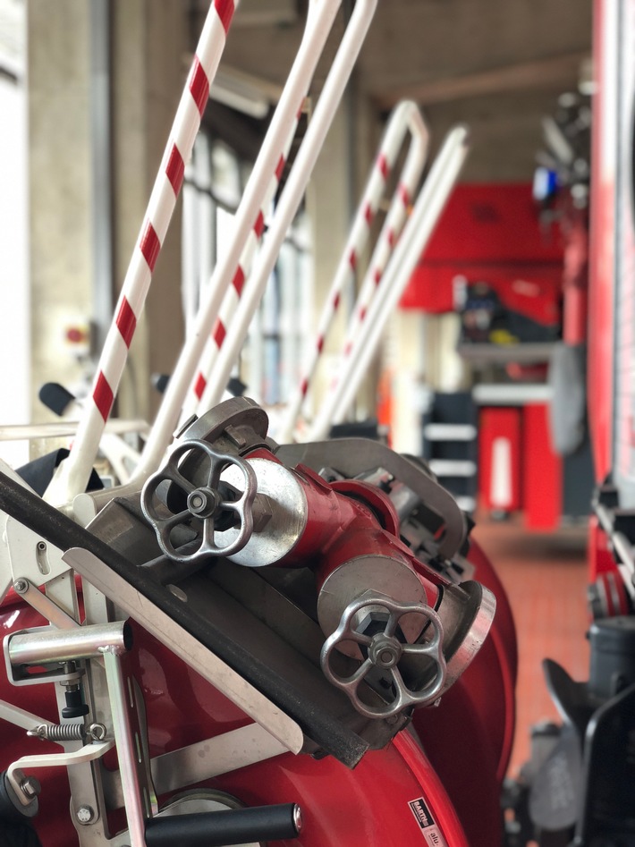 FW-NE: Kerze löst Brand aus | Keine Verletzten