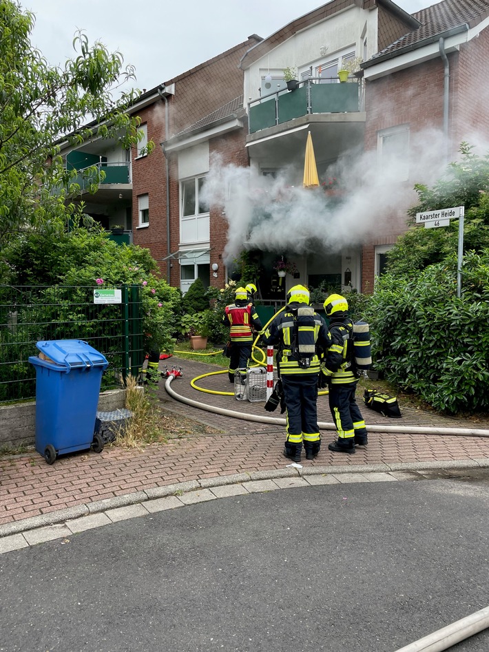 FW-NE: Küchenbrand im Erdgeschoss eines Mehrfamilienhauses | keine Verletzten