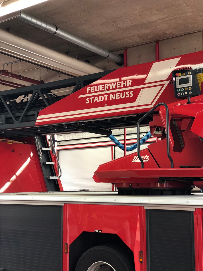 FW-NE: Küchenbrand in Mehrfamilienhaus | Eine Person verletzt