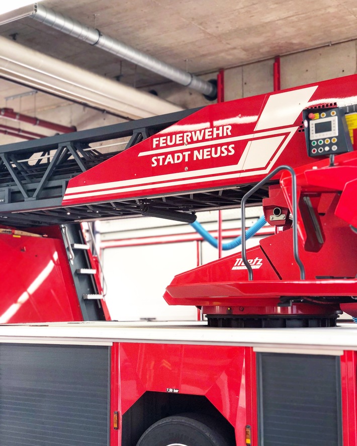 FW-NE: Zimmerbrand im 6.OG war angebranntes Essen | Ein Bewohner verletzt
