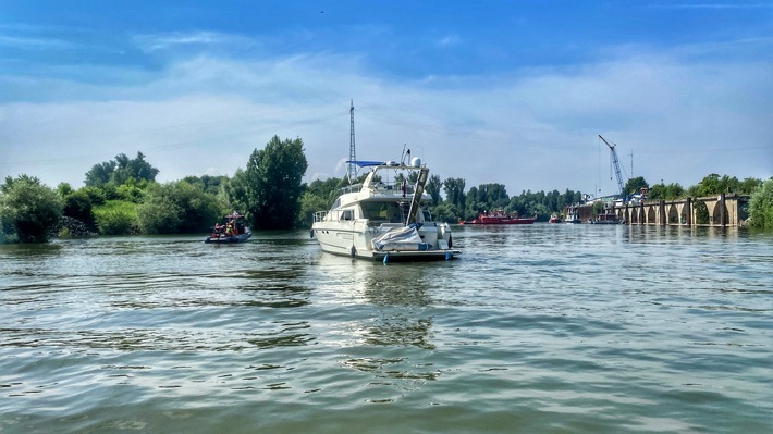 FW-NE: Zwei Havarien fordern Feuerwehr | Nächtliche Rettung auf dem Rhein