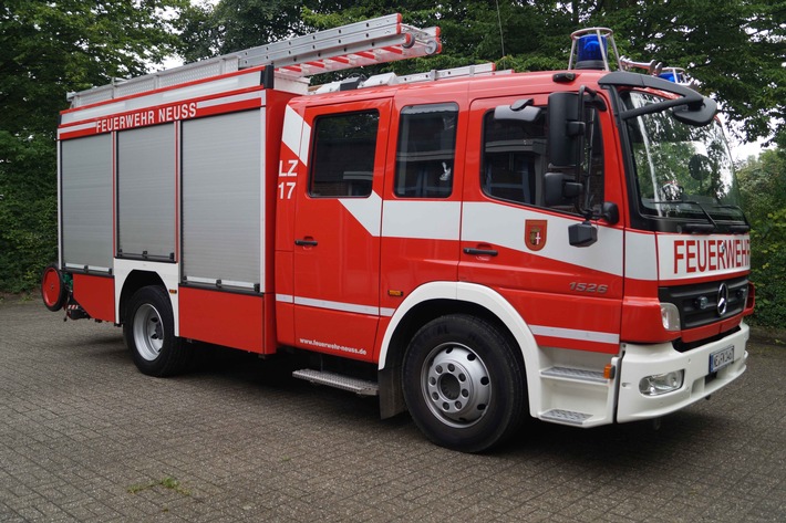 FW-NE: Zwei Pkw-Brände zur gleichen Zeit | Ein Vollbrand, ein technischer Defekt, keine Verletzten