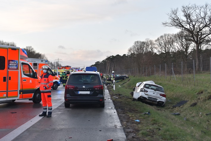 FW Norderstedt: BAB 7 - Schwerer Verkehrsunfall mit elf Verletzten