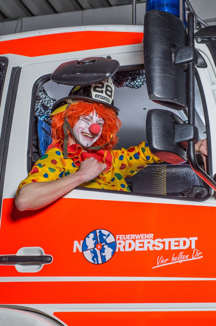 FW Norderstedt: Dieser Clown fährt lieber Feuerwehrauto - Die Feuernacht wird 2021 ausfallen