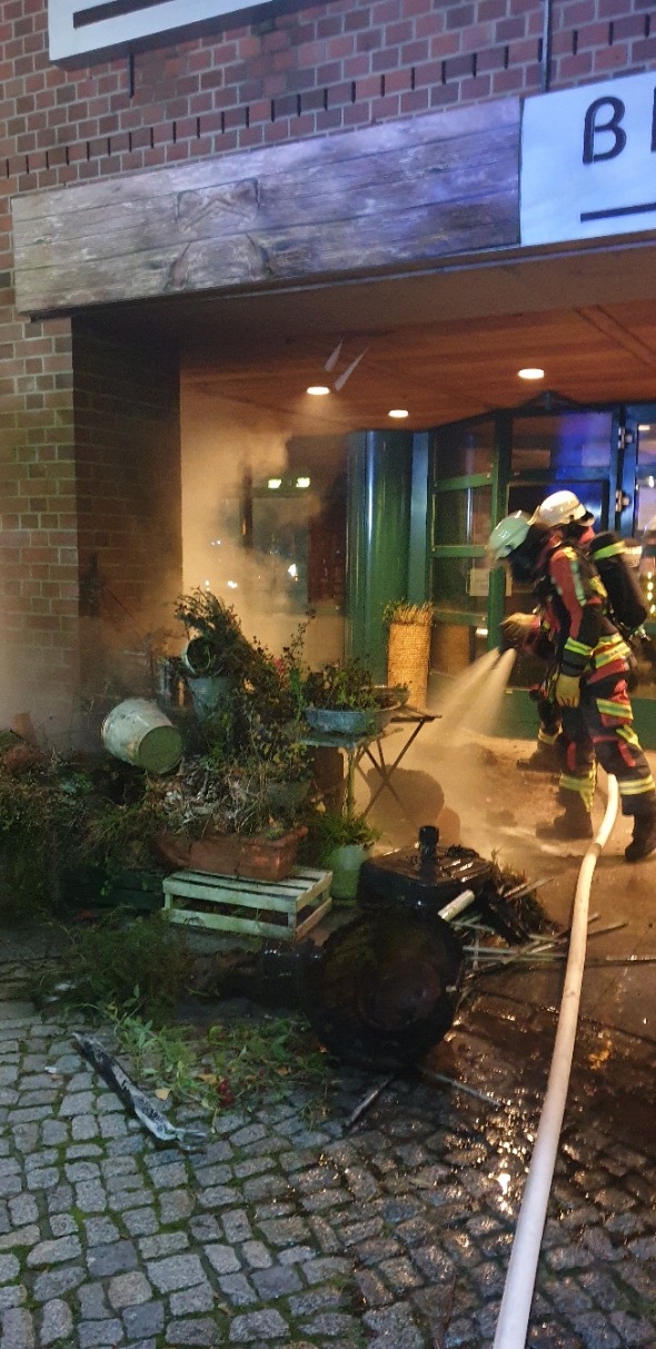 FW Norderstedt: Feuer am Rathaus: Schnelles Eingreifen der Freiwilligen Feuerwehr verhindert Schlimmeres