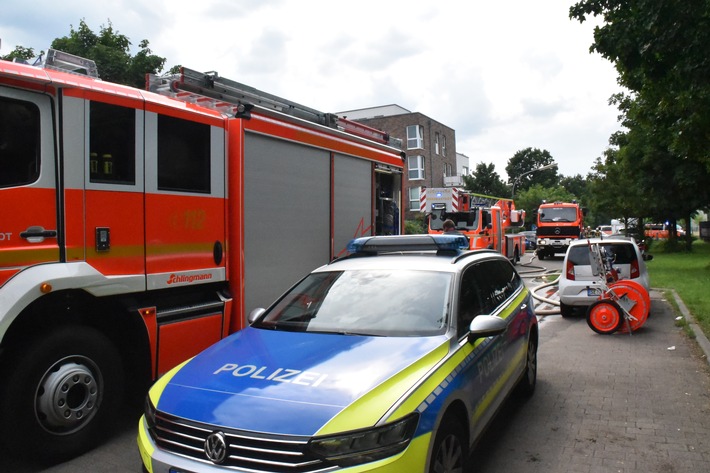 FW Norderstedt: Feuer nach Grillunfall in der Meyertwiete