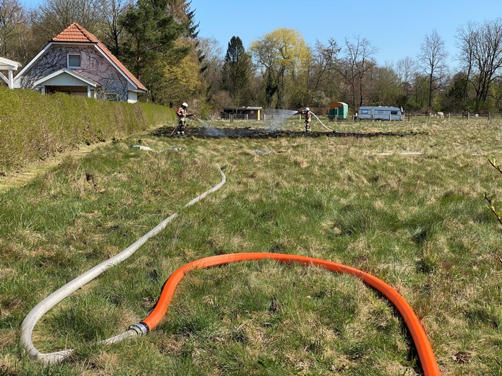 FW Norderstedt: Flächenbrand - Feuerwehr verhindert Übergreifen auf Wohnbebauung