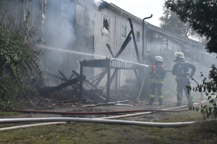 FW Norderstedt: Großbrand in Unterkunft für Geflüchtete und Wohnungslose (FEU3YR1)