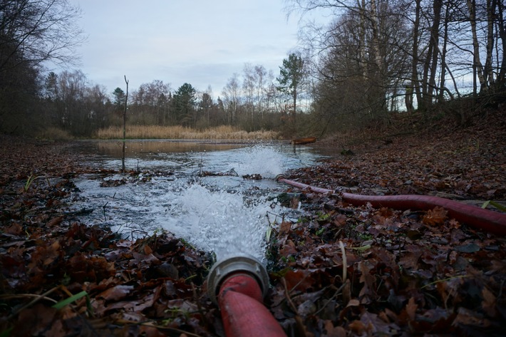 FW Norderstedt: Im Einsatz für die Umwelt: Amphibienschutzanlage drohte auszutrocknen