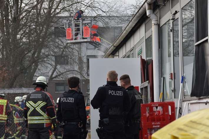 FW Norderstedt: Rugenbarg: Brand in Gewerbeobjekt