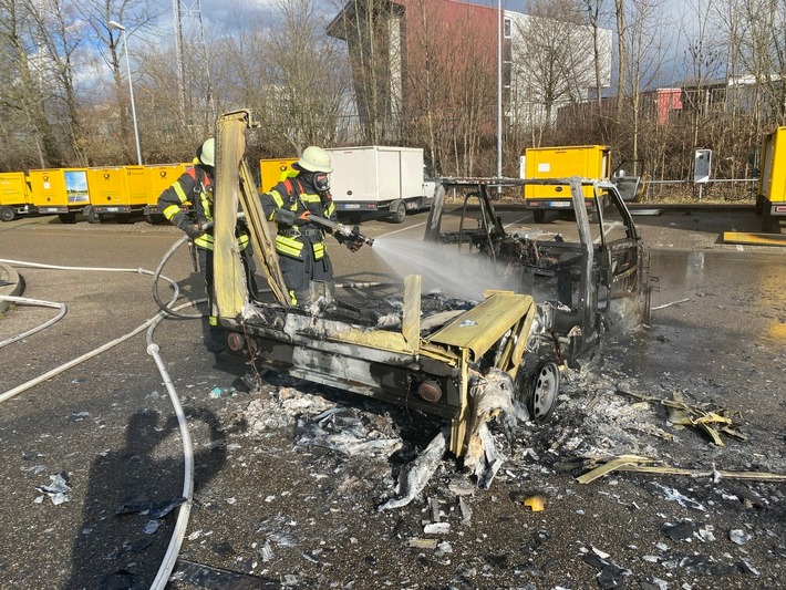 FW-OG: Elektro-Lieferwagen ausgebrannt