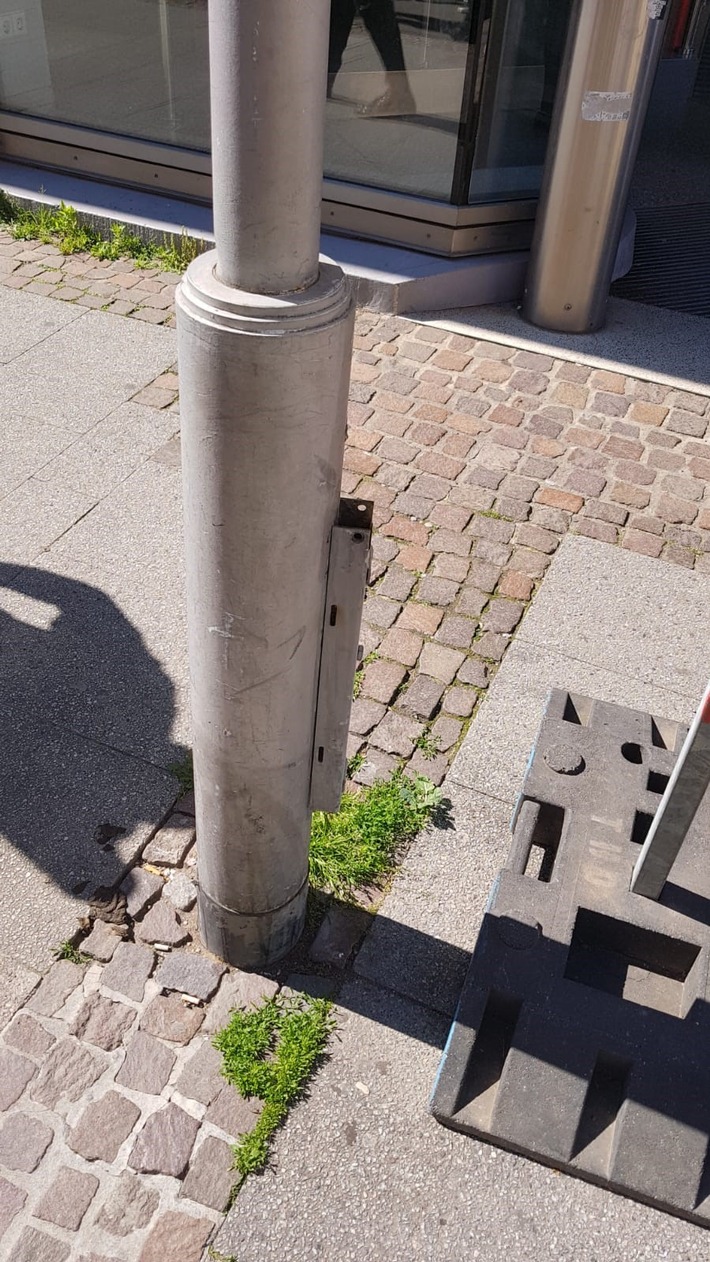 FW-OG: &quot;Rauchende&quot; Straßenlaterne