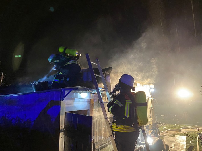 FW-OG: Verletzter bei Gartenhausbrand in Laubenkolonie