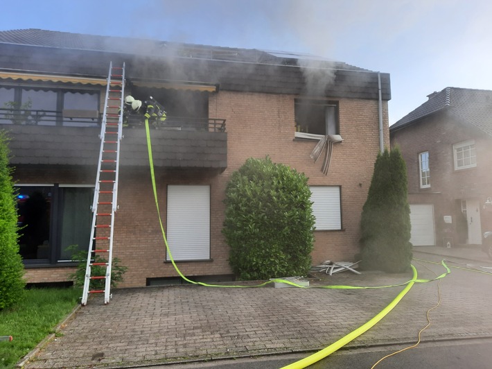 FW Oelde: Küchenbrand in Mehrfamilienhaus.