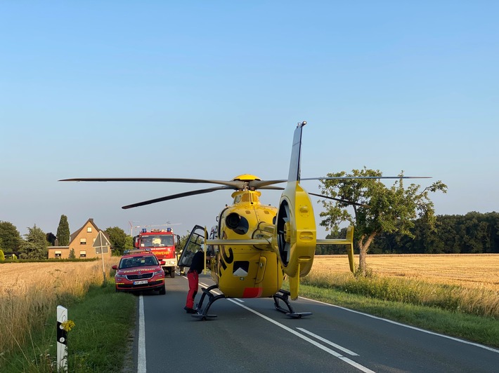 FW Oelde: Verkehrsunfall mit einer schwerverletzten Person. PKW mehrfach überschlagen.