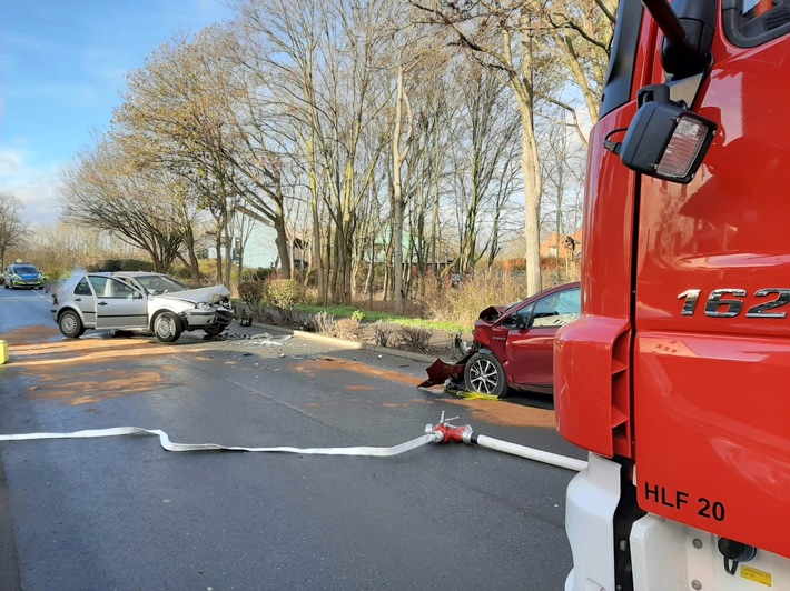 FW Olfen: Frontallkollision zwischen zwei PKW fordert vier Verletzte