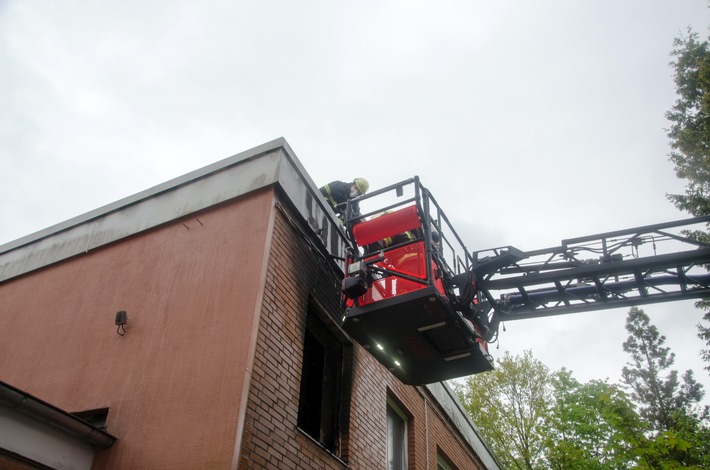 FW-RD: Feuerwehr löscht Zimmerbrand - 3 Verletzte müssen ins Krankenhaus In der Straße An der Untereider, in Rendsburg, kam es am Mittwochabend (26.05.2021) zu einem Feuer im 1. Obergeschoss