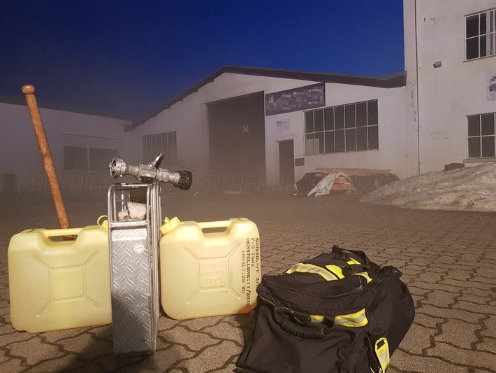 FW-ROW: Brand einer Lagerhalle verläuft glimpflich