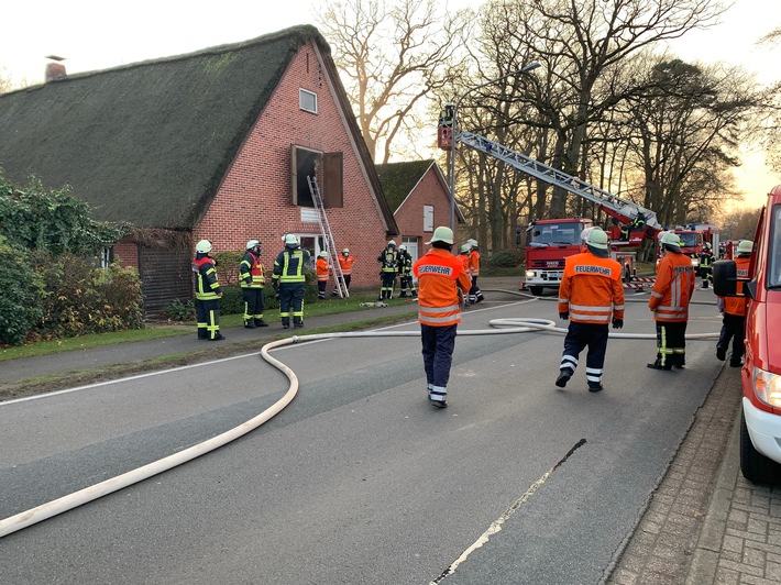 FW-ROW: Brand in Reetdachhaus endet glimpflich